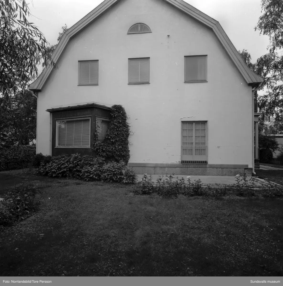 Exteriörbilder med fasaddetaljer på fastigheten på Esplanaden 25, i hörnet av Östra Långgatan. Skador och sprickor i putsen.