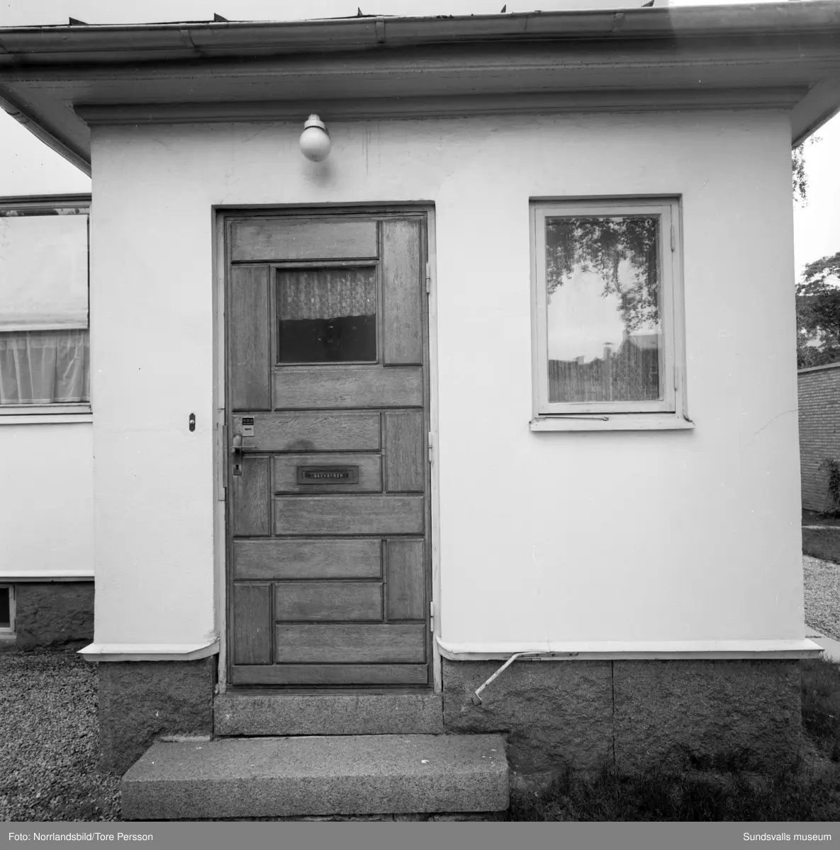 Exteriörbilder med fasaddetaljer på fastigheten på Esplanaden 25, i hörnet av Östra Långgatan. Skador och sprickor i putsen.