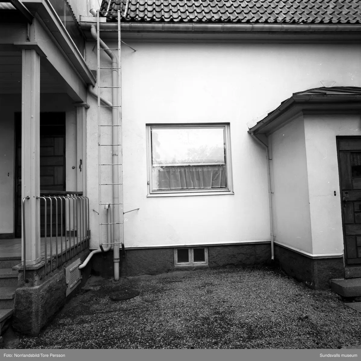 Exteriörbilder med fasaddetaljer på fastigheten på Esplanaden 25, i hörnet av Östra Långgatan. Skador och sprickor i putsen.