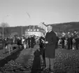 Stadsfullmäktiges ordförande Sven Svensson håller ett tal vid invigningen av Esplanadbron I Huskvarna.