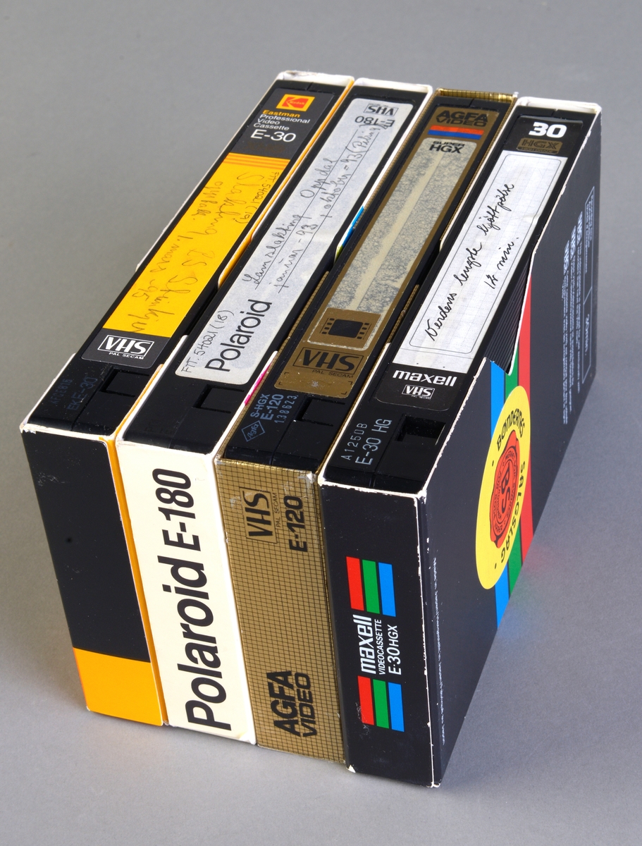 18 videokassetter i hvite plastetui. Kassettene inneholder "Video-Aviser" fra BS fra 1986 til 1989. Samlingen er ikke komplett. For innhold se "Andre opplysninger".
Etuiene har plastlommer der det er lagt inn papir med trykk. På forsiden står det skrevet "Video-Avis" og nummeret, mens det på baksiden står skrevet hva kassettene inneholder. Teksten er rammet inn av gule og røde striper, og det er bilde av hvite dyr på ulik fargebakgrunn.