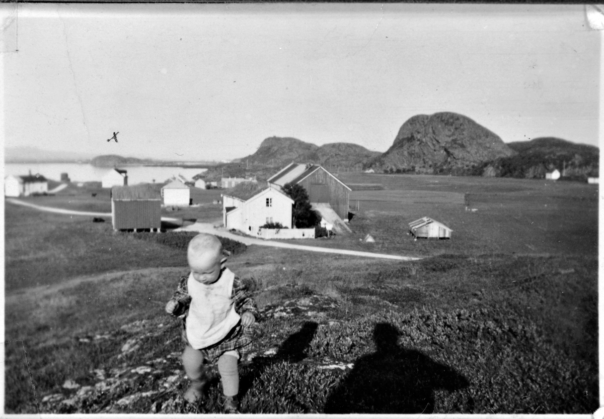 Lykkja-gården. Steinar Løkken i forgrunnen.