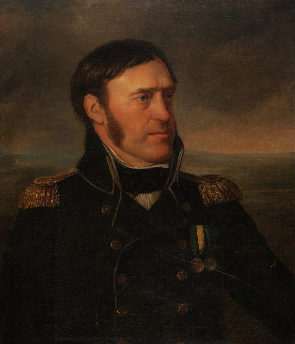 Kapten vid flottan Petter Lilja. Bröstbild, halvprofil. Målad i paraduniform. Å bröstet 2 st tapperhetsmedaljer, guld och silver.