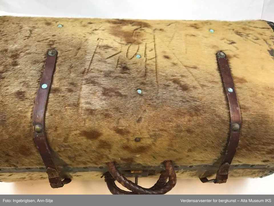 Kofferten er avlang og avrundet med hengslet skilleplate. Kofferten er kantet med lær som er naglet fast. De fleste av naglene er irret. På hver side av håndtakene er det smale lærstropper med spenner. Håndtakene består av tvunnet tau trukket med lær.