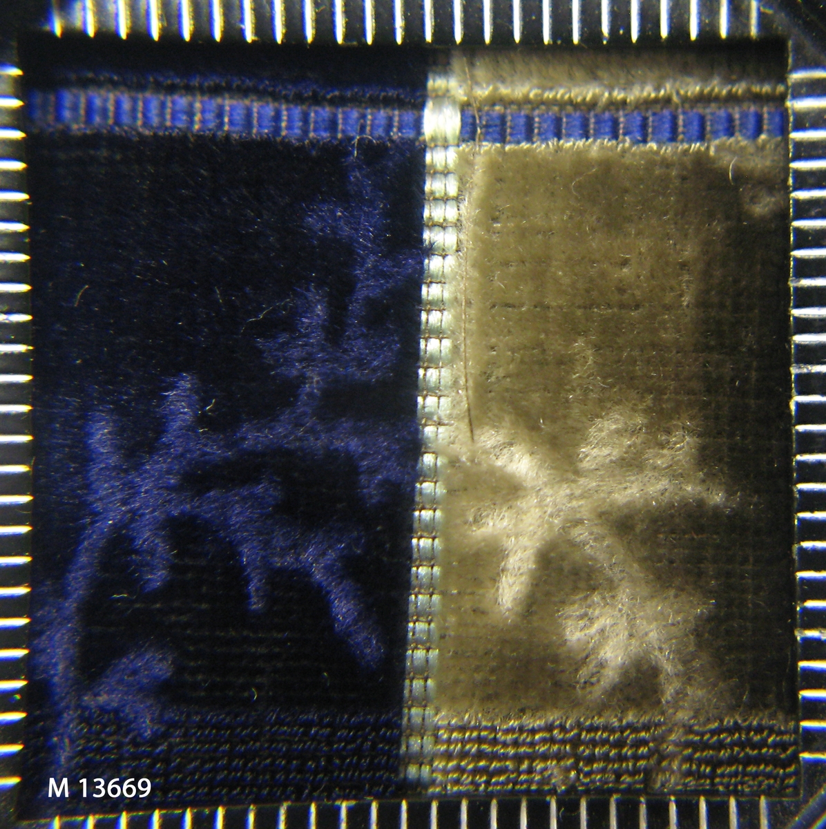 Blå/beige/brun rutig blomranksmönstrad sidensammet. Framsyckena är vadderade. Sammeten är mönstrad i skuren och oskuren sammet med värmeetsad skuren sammetslugg som bildar blomsterrankorna. Ripsbindning bildar rutorna. Vikt skarvad schalkrage och fyra blå trådklädda knappar i silke i öppning framtill. Infällda fickor på båda framstyckena. Tunt svart vaxat bomullstyg i bakstycket med slejf och metallspänne. Helfodrad med ljust linnefoder i tuskaft. Skodd med gröna skinnremsor på insidan av framkanternas nederkant.