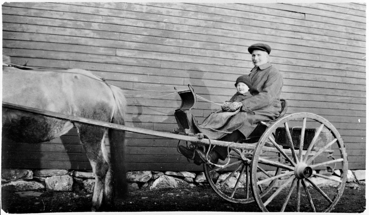 Johannes (Johs) Solbue og sønnen Ottar på vogna.