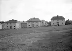 Nybyggen, Söder, Gävle.
Fotot är taget från dåvarande jordbruksmarken vid Vallongatan. Den första raden av hus (kvarteret Rönnen) har adress Birkagatan, som ligger på andra sidan av husen.