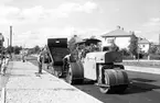 Asfaltläggning på Parkvägen. Den 10 augusti 1949