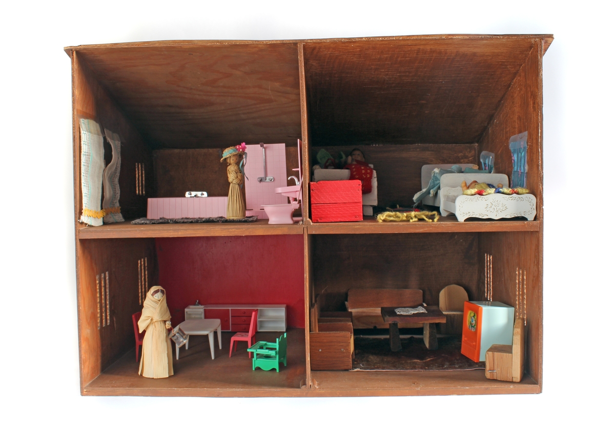 Gitt av Torill Lerdalen Hùser april 2015 til Anno Museum avdeling Kvinnemuseet. 
Dukkehuset er stort og i tre. Det har vinduer på sidene og åpen front. Består av diverse tilbehør og dukkesett. Totalt: 5 senger, bad, ei krybbe, 7 smådukker, sofa og stuemøblement, spisestue og kjøkken deler. Diverse små strikkede plagg og tepper. Hjemmesydde gardiner til vinduene. Det bærer preg av å inneholde møbler og leker fra fem tiår, og tre generasjoner som har lekt med dukkehuset. 

Hele historien som følger er skrevet ned av Torill selv bak på dukkehuset. Dukkehuset fikk Torill av sin far julen 1957 (Far: Halvard Lerdalen f.06/12.1916 Austvatn i Nord-Odal - 18.03.2010 Sand i Nord-Odal). Faren har laget dette selv. Torill ble kjempe glad når hun fikk dukkehuset. Hun hadde ønsket seg det lenge. Syntes det var så fint. Noen av møblene inne i dukkehuset har Torill snekret selv inne på sin fars verksted (Nærum Snekkerverksted, Sand i Nord-Odal). Dette er blant annet en spisestue med benk, sofa og skap. Dette snekret Torill når hun var 11 år i farens snekkerverksted. Det runde bordet med stoler i dukkehuset har Torill kjøpt for "hardt oppsparte penger". Det er kjøpt i Oslo, da Torill var hos tante Margit Otilie (Fars søster).
Torill skriver bak på dukkehuset: "Mye historie i disse gamle leker. Da var alt enkelt, og vi tok godt vare på det vi hadde. Penger var det lite av. 3/2-2013 signert Torill".
Fra undersiden av dukkehuset står det skrevet: Tonje Hùser (f.9/4.1971) også har lekt med huset. Likeså Tonjes døtre Amalie (22.04.21997) og Andrea (13.11.2003).