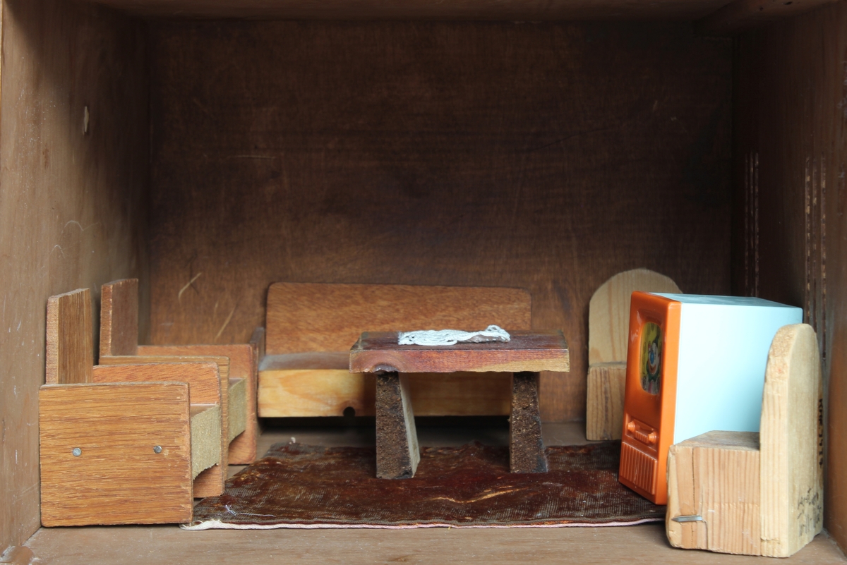 Gitt av Torill Lerdalen Hùser april 2015 til Anno Museum avdeling Kvinnemuseet. 
Dukkehuset er stort og i tre. Det har vinduer på sidene og åpen front. Består av diverse tilbehør og dukkesett. Totalt: 5 senger, bad, ei krybbe, 7 smådukker, sofa og stuemøblement, spisestue og kjøkken deler. Diverse små strikkede plagg og tepper. Hjemmesydde gardiner til vinduene. Det bærer preg av å inneholde møbler og leker fra fem tiår, og tre generasjoner som har lekt med dukkehuset. 

Hele historien som følger er skrevet ned av Torill selv bak på dukkehuset. Dukkehuset fikk Torill av sin far julen 1957 (Far: Halvard Lerdalen f.06/12.1916 Austvatn i Nord-Odal - 18.03.2010 Sand i Nord-Odal). Faren har laget dette selv. Torill ble kjempe glad når hun fikk dukkehuset. Hun hadde ønsket seg det lenge. Syntes det var så fint. Noen av møblene inne i dukkehuset har Torill snekret selv inne på sin fars verksted (Nærum Snekkerverksted, Sand i Nord-Odal). Dette er blant annet en spisestue med benk, sofa og skap. Dette snekret Torill når hun var 11 år i farens snekkerverksted. Det runde bordet med stoler i dukkehuset har Torill kjøpt for "hardt oppsparte penger". Det er kjøpt i Oslo, da Torill var hos tante Margit Otilie (Fars søster).
Torill skriver bak på dukkehuset: "Mye historie i disse gamle leker. Da var alt enkelt, og vi tok godt vare på det vi hadde. Penger var det lite av. 3/2-2013 signert Torill".
Fra undersiden av dukkehuset står det skrevet: Tonje Hùser (f.9/4.1971) også har lekt med huset. Likeså Tonjes døtre Amalie (22.04.21997) og Andrea (13.11.2003).