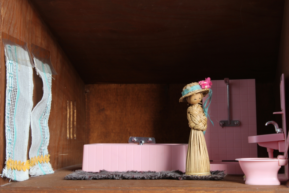 Gitt av Torill Lerdalen Hùser april 2015 til Anno Museum avdeling Kvinnemuseet. 
Dukkehuset er stort og i tre. Det har vinduer på sidene og åpen front. Består av diverse tilbehør og dukkesett. Totalt: 5 senger, bad, ei krybbe, 7 smådukker, sofa og stuemøblement, spisestue og kjøkken deler. Diverse små strikkede plagg og tepper. Hjemmesydde gardiner til vinduene. Det bærer preg av å inneholde møbler og leker fra fem tiår, og tre generasjoner som har lekt med dukkehuset. 

Hele historien som følger er skrevet ned av Torill selv bak på dukkehuset. Dukkehuset fikk Torill av sin far julen 1957 (Far: Halvard Lerdalen f.06/12.1916 Austvatn i Nord-Odal - 18.03.2010 Sand i Nord-Odal). Faren har laget dette selv. Torill ble kjempe glad når hun fikk dukkehuset. Hun hadde ønsket seg det lenge. Syntes det var så fint. Noen av møblene inne i dukkehuset har Torill snekret selv inne på sin fars verksted (Nærum Snekkerverksted, Sand i Nord-Odal). Dette er blant annet en spisestue med benk, sofa og skap. Dette snekret Torill når hun var 11 år i farens snekkerverksted. Det runde bordet med stoler i dukkehuset har Torill kjøpt for "hardt oppsparte penger". Det er kjøpt i Oslo, da Torill var hos tante Margit Otilie (Fars søster).
Torill skriver bak på dukkehuset: "Mye historie i disse gamle leker. Da var alt enkelt, og vi tok godt vare på det vi hadde. Penger var det lite av. 3/2-2013 signert Torill".
Fra undersiden av dukkehuset står det skrevet: Tonje Hùser (f.9/4.1971) også har lekt med huset. Likeså Tonjes døtre Amalie (22.04.21997) og Andrea (13.11.2003).