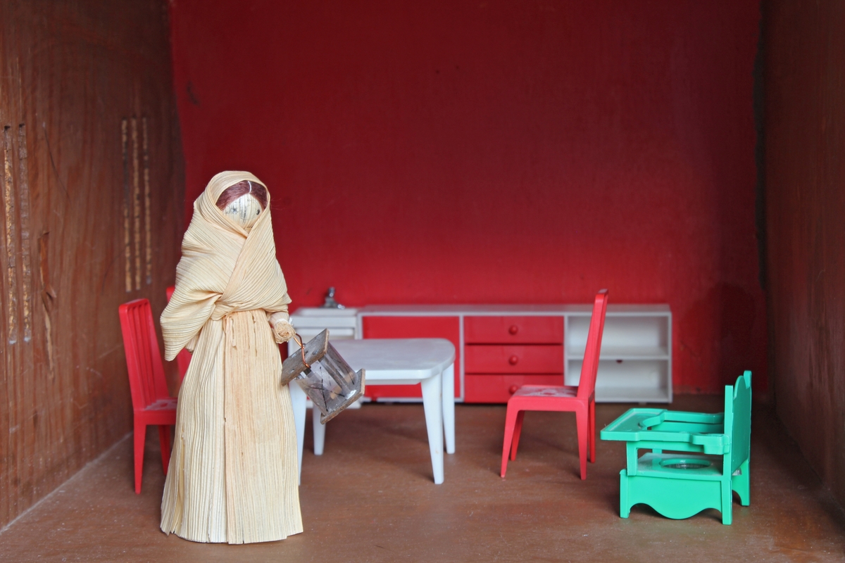 Gitt av Torill Lerdalen Hùser april 2015 til Anno Museum avdeling Kvinnemuseet. 
Dukkehuset er stort og i tre. Det har vinduer på sidene og åpen front. Består av diverse tilbehør og dukkesett. Totalt: 5 senger, bad, ei krybbe, 7 smådukker, sofa og stuemøblement, spisestue og kjøkken deler. Diverse små strikkede plagg og tepper. Hjemmesydde gardiner til vinduene. Det bærer preg av å inneholde møbler og leker fra fem tiår, og tre generasjoner som har lekt med dukkehuset. 

Hele historien som følger er skrevet ned av Torill selv bak på dukkehuset. Dukkehuset fikk Torill av sin far julen 1957 (Far: Halvard Lerdalen f.06/12.1916 Austvatn i Nord-Odal - 18.03.2010 Sand i Nord-Odal). Faren har laget dette selv. Torill ble kjempe glad når hun fikk dukkehuset. Hun hadde ønsket seg det lenge. Syntes det var så fint. Noen av møblene inne i dukkehuset har Torill snekret selv inne på sin fars verksted (Nærum Snekkerverksted, Sand i Nord-Odal). Dette er blant annet en spisestue med benk, sofa og skap. Dette snekret Torill når hun var 11 år i farens snekkerverksted. Det runde bordet med stoler i dukkehuset har Torill kjøpt for "hardt oppsparte penger". Det er kjøpt i Oslo, da Torill var hos tante Margit Otilie (Fars søster).
Torill skriver bak på dukkehuset: "Mye historie i disse gamle leker. Da var alt enkelt, og vi tok godt vare på det vi hadde. Penger var det lite av. 3/2-2013 signert Torill".
Fra undersiden av dukkehuset står det skrevet: Tonje Hùser (f.9/4.1971) også har lekt med huset. Likeså Tonjes døtre Amalie (22.04.21997) og Andrea (13.11.2003).