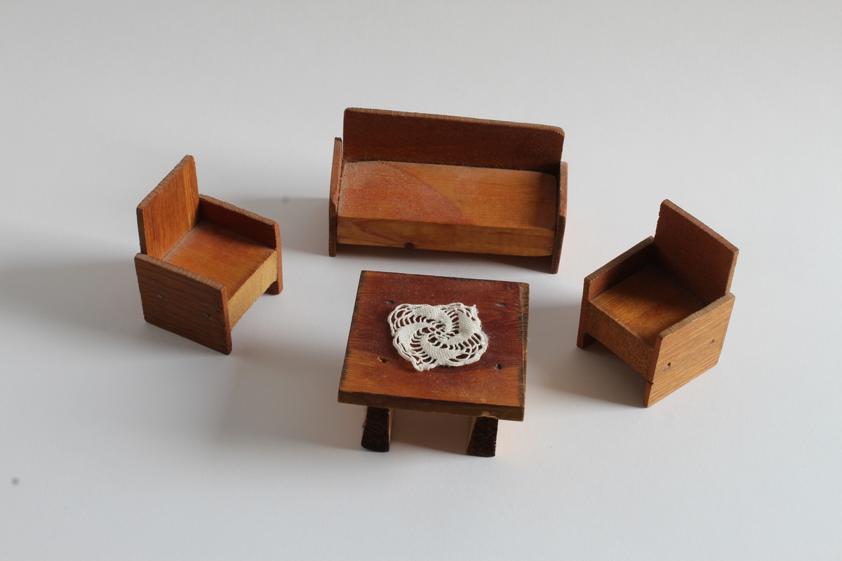 Gitt av Torill Lerdalen Hùser april 2015 til Anno Museum avdeling Kvinnemuseet. 
Dukkehuset er stort og i tre. Det har vinduer på sidene og åpen front. Består av diverse tilbehør og dukkesett. Totalt: 5 senger, bad, ei krybbe, 7 smådukker, sofa og stuemøblement, spisestue og kjøkken deler. Diverse små strikkede plagg og tepper. Hjemmesydde gardiner til vinduene. Det bærer preg av å inneholde møbler og leker fra fem tiår, og tre generasjoner som har lekt med dukkehuset. 

Hele historien som følger er skrevet ned av Torill selv bak på dukkehuset. Dukkehuset fikk Torill av sin far julen 1957 (Far: Halvard Lerdalen f.06/12.1916 Austvatn i Nord-Odal - 18.03.2010 Sand i Nord-Odal). Faren har laget dette selv. Torill ble kjempe glad når hun fikk dukkehuset. Hun hadde ønsket seg det lenge. Syntes det var så fint. Noen av møblene inne i dukkehuset har Torill snekret selv inne på sin fars verksted (Nærum Snekkerverksted, Sand i Nord-Odal). Dette er blant annet en spisestue med benk, sofa og skap. Dette snekret Torill når hun var 11 år i farens snekkerverksted. Det runde bordet med stoler i dukkehuset har Torill kjøpt for "hardt oppsparte penger". Det er kjøpt i Oslo, da Torill var hos tante Margit Otilie (Fars søster).
Torill skriver bak på dukkehuset: "Mye historie i disse gamle leker. Da var alt enkelt, og vi tok godt vare på det vi hadde. Penger var det lite av. 3/2-2013 signert Torill".
Fra undersiden av dukkehuset står det skrevet: Tonje Hùser (f.9/4.1971) også har lekt med huset. Likeså Tonjes døtre Amalie (22.04.21997) og Andrea (13.11.2003).