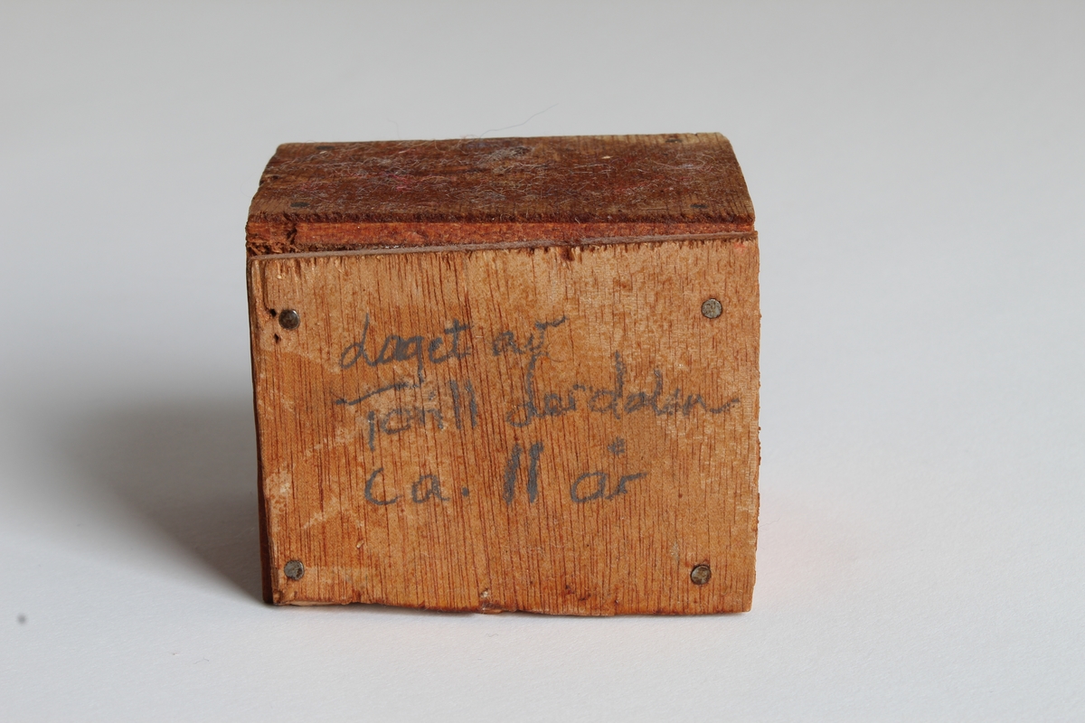 Gitt av Torill Lerdalen Hùser april 2015 til Anno Museum avdeling Kvinnemuseet. 
Dukkehuset er stort og i tre. Det har vinduer på sidene og åpen front. Består av diverse tilbehør og dukkesett. Totalt: 5 senger, bad, ei krybbe, 7 smådukker, sofa og stuemøblement, spisestue og kjøkken deler. Diverse små strikkede plagg og tepper. Hjemmesydde gardiner til vinduene. Det bærer preg av å inneholde møbler og leker fra fem tiår, og tre generasjoner som har lekt med dukkehuset. 

Hele historien som følger er skrevet ned av Torill selv bak på dukkehuset. Dukkehuset fikk Torill av sin far julen 1957 (Far: Halvard Lerdalen f.06/12.1916 Austvatn i Nord-Odal - 18.03.2010 Sand i Nord-Odal). Faren har laget dette selv. Torill ble kjempe glad når hun fikk dukkehuset. Hun hadde ønsket seg det lenge. Syntes det var så fint. Noen av møblene inne i dukkehuset har Torill snekret selv inne på sin fars verksted (Nærum Snekkerverksted, Sand i Nord-Odal). Dette er blant annet en spisestue med benk, sofa og skap. Dette snekret Torill når hun var 11 år i farens snekkerverksted. Det runde bordet med stoler i dukkehuset har Torill kjøpt for "hardt oppsparte penger". Det er kjøpt i Oslo, da Torill var hos tante Margit Otilie (Fars søster).
Torill skriver bak på dukkehuset: "Mye historie i disse gamle leker. Da var alt enkelt, og vi tok godt vare på det vi hadde. Penger var det lite av. 3/2-2013 signert Torill".
Fra undersiden av dukkehuset står det skrevet: Tonje Hùser (f.9/4.1971) også har lekt med huset. Likeså Tonjes døtre Amalie (22.04.21997) og Andrea (13.11.2003).