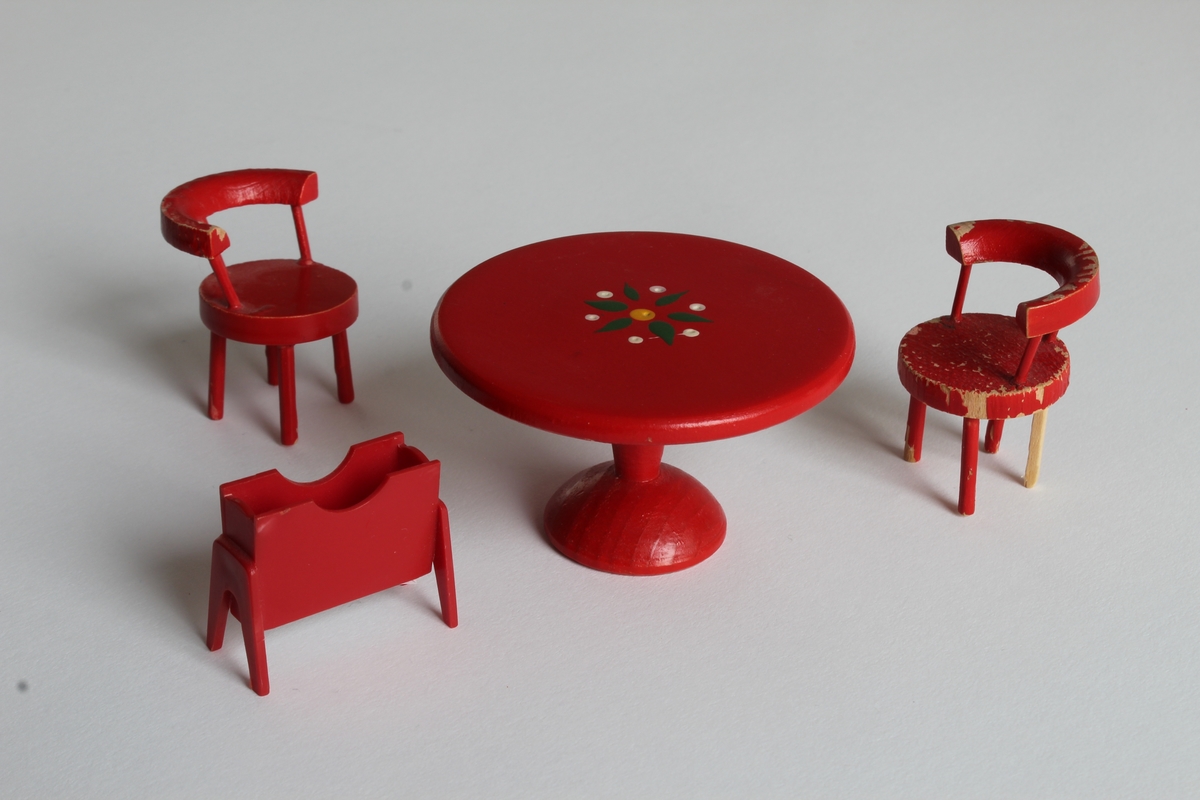 Gitt av Torill Lerdalen Hùser april 2015 til Anno Museum avdeling Kvinnemuseet. 
Dukkehuset er stort og i tre. Det har vinduer på sidene og åpen front. Består av diverse tilbehør og dukkesett. Totalt: 5 senger, bad, ei krybbe, 7 smådukker, sofa og stuemøblement, spisestue og kjøkken deler. Diverse små strikkede plagg og tepper. Hjemmesydde gardiner til vinduene. Det bærer preg av å inneholde møbler og leker fra fem tiår, og tre generasjoner som har lekt med dukkehuset. 

Hele historien som følger er skrevet ned av Torill selv bak på dukkehuset. Dukkehuset fikk Torill av sin far julen 1957 (Far: Halvard Lerdalen f.06/12.1916 Austvatn i Nord-Odal - 18.03.2010 Sand i Nord-Odal). Faren har laget dette selv. Torill ble kjempe glad når hun fikk dukkehuset. Hun hadde ønsket seg det lenge. Syntes det var så fint. Noen av møblene inne i dukkehuset har Torill snekret selv inne på sin fars verksted (Nærum Snekkerverksted, Sand i Nord-Odal). Dette er blant annet en spisestue med benk, sofa og skap. Dette snekret Torill når hun var 11 år i farens snekkerverksted. Det runde bordet med stoler i dukkehuset har Torill kjøpt for "hardt oppsparte penger". Det er kjøpt i Oslo, da Torill var hos tante Margit Otilie (Fars søster).
Torill skriver bak på dukkehuset: "Mye historie i disse gamle leker. Da var alt enkelt, og vi tok godt vare på det vi hadde. Penger var det lite av. 3/2-2013 signert Torill".
Fra undersiden av dukkehuset står det skrevet: Tonje Hùser (f.9/4.1971) også har lekt med huset. Likeså Tonjes døtre Amalie (22.04.21997) og Andrea (13.11.2003).