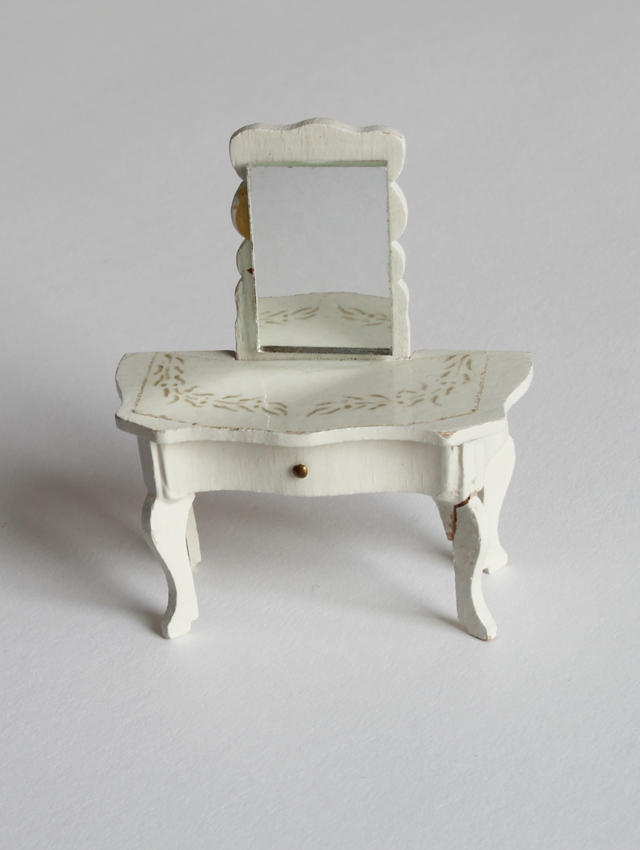 Gitt av Torill Lerdalen Hùser april 2015 til Anno Museum avdeling Kvinnemuseet. 
Dukkehuset er stort og i tre. Det har vinduer på sidene og åpen front. Består av diverse tilbehør og dukkesett. Totalt: 5 senger, bad, ei krybbe, 7 smådukker, sofa og stuemøblement, spisestue og kjøkken deler. Diverse små strikkede plagg og tepper. Hjemmesydde gardiner til vinduene. Det bærer preg av å inneholde møbler og leker fra fem tiår, og tre generasjoner som har lekt med dukkehuset. 

Hele historien som følger er skrevet ned av Torill selv bak på dukkehuset. Dukkehuset fikk Torill av sin far julen 1957 (Far: Halvard Lerdalen f.06/12.1916 Austvatn i Nord-Odal - 18.03.2010 Sand i Nord-Odal). Faren har laget dette selv. Torill ble kjempe glad når hun fikk dukkehuset. Hun hadde ønsket seg det lenge. Syntes det var så fint. Noen av møblene inne i dukkehuset har Torill snekret selv inne på sin fars verksted (Nærum Snekkerverksted, Sand i Nord-Odal). Dette er blant annet en spisestue med benk, sofa og skap. Dette snekret Torill når hun var 11 år i farens snekkerverksted. Det runde bordet med stoler i dukkehuset har Torill kjøpt for "hardt oppsparte penger". Det er kjøpt i Oslo, da Torill var hos tante Margit Otilie (Fars søster).
Torill skriver bak på dukkehuset: "Mye historie i disse gamle leker. Da var alt enkelt, og vi tok godt vare på det vi hadde. Penger var det lite av. 3/2-2013 signert Torill".
Fra undersiden av dukkehuset står det skrevet: Tonje Hùser (f.9/4.1971) også har lekt med huset. Likeså Tonjes døtre Amalie (22.04.21997) og Andrea (13.11.2003).