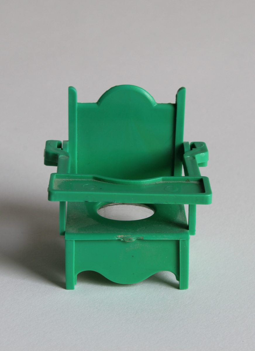 Gitt av Torill Lerdalen Hùser april 2015 til Anno Museum avdeling Kvinnemuseet. 
Dukkehuset er stort og i tre. Det har vinduer på sidene og åpen front. Består av diverse tilbehør og dukkesett. Totalt: 5 senger, bad, ei krybbe, 7 smådukker, sofa og stuemøblement, spisestue og kjøkken deler. Diverse små strikkede plagg og tepper. Hjemmesydde gardiner til vinduene. Det bærer preg av å inneholde møbler og leker fra fem tiår, og tre generasjoner som har lekt med dukkehuset. 

Hele historien som følger er skrevet ned av Torill selv bak på dukkehuset. Dukkehuset fikk Torill av sin far julen 1957 (Far: Halvard Lerdalen f.06/12.1916 Austvatn i Nord-Odal - 18.03.2010 Sand i Nord-Odal). Faren har laget dette selv. Torill ble kjempe glad når hun fikk dukkehuset. Hun hadde ønsket seg det lenge. Syntes det var så fint. Noen av møblene inne i dukkehuset har Torill snekret selv inne på sin fars verksted (Nærum Snekkerverksted, Sand i Nord-Odal). Dette er blant annet en spisestue med benk, sofa og skap. Dette snekret Torill når hun var 11 år i farens snekkerverksted. Det runde bordet med stoler i dukkehuset har Torill kjøpt for "hardt oppsparte penger". Det er kjøpt i Oslo, da Torill var hos tante Margit Otilie (Fars søster).
Torill skriver bak på dukkehuset: "Mye historie i disse gamle leker. Da var alt enkelt, og vi tok godt vare på det vi hadde. Penger var det lite av. 3/2-2013 signert Torill".
Fra undersiden av dukkehuset står det skrevet: Tonje Hùser (f.9/4.1971) også har lekt med huset. Likeså Tonjes døtre Amalie (22.04.21997) og Andrea (13.11.2003).