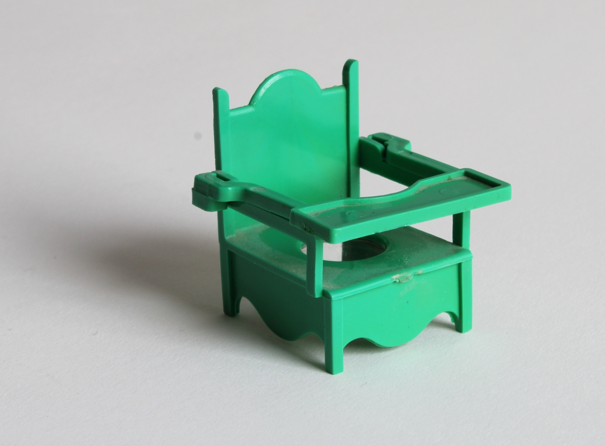 Gitt av Torill Lerdalen Hùser april 2015 til Anno Museum avdeling Kvinnemuseet. 
Dukkehuset er stort og i tre. Det har vinduer på sidene og åpen front. Består av diverse tilbehør og dukkesett. Totalt: 5 senger, bad, ei krybbe, 7 smådukker, sofa og stuemøblement, spisestue og kjøkken deler. Diverse små strikkede plagg og tepper. Hjemmesydde gardiner til vinduene. Det bærer preg av å inneholde møbler og leker fra fem tiår, og tre generasjoner som har lekt med dukkehuset. 

Hele historien som følger er skrevet ned av Torill selv bak på dukkehuset. Dukkehuset fikk Torill av sin far julen 1957 (Far: Halvard Lerdalen f.06/12.1916 Austvatn i Nord-Odal - 18.03.2010 Sand i Nord-Odal). Faren har laget dette selv. Torill ble kjempe glad når hun fikk dukkehuset. Hun hadde ønsket seg det lenge. Syntes det var så fint. Noen av møblene inne i dukkehuset har Torill snekret selv inne på sin fars verksted (Nærum Snekkerverksted, Sand i Nord-Odal). Dette er blant annet en spisestue med benk, sofa og skap. Dette snekret Torill når hun var 11 år i farens snekkerverksted. Det runde bordet med stoler i dukkehuset har Torill kjøpt for "hardt oppsparte penger". Det er kjøpt i Oslo, da Torill var hos tante Margit Otilie (Fars søster).
Torill skriver bak på dukkehuset: "Mye historie i disse gamle leker. Da var alt enkelt, og vi tok godt vare på det vi hadde. Penger var det lite av. 3/2-2013 signert Torill".
Fra undersiden av dukkehuset står det skrevet: Tonje Hùser (f.9/4.1971) også har lekt med huset. Likeså Tonjes døtre Amalie (22.04.21997) og Andrea (13.11.2003).