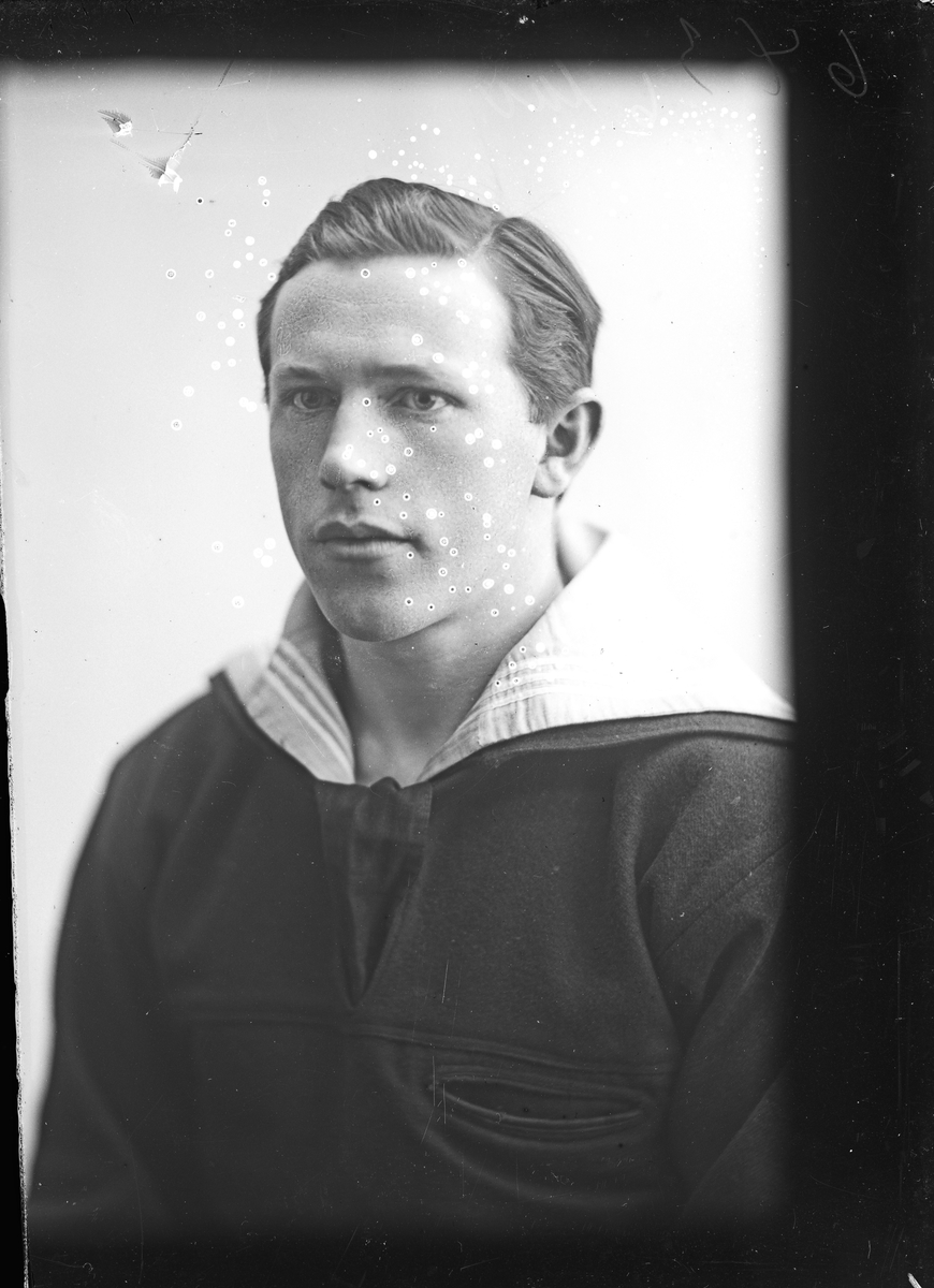 Portrett av matros Artur Hansen.