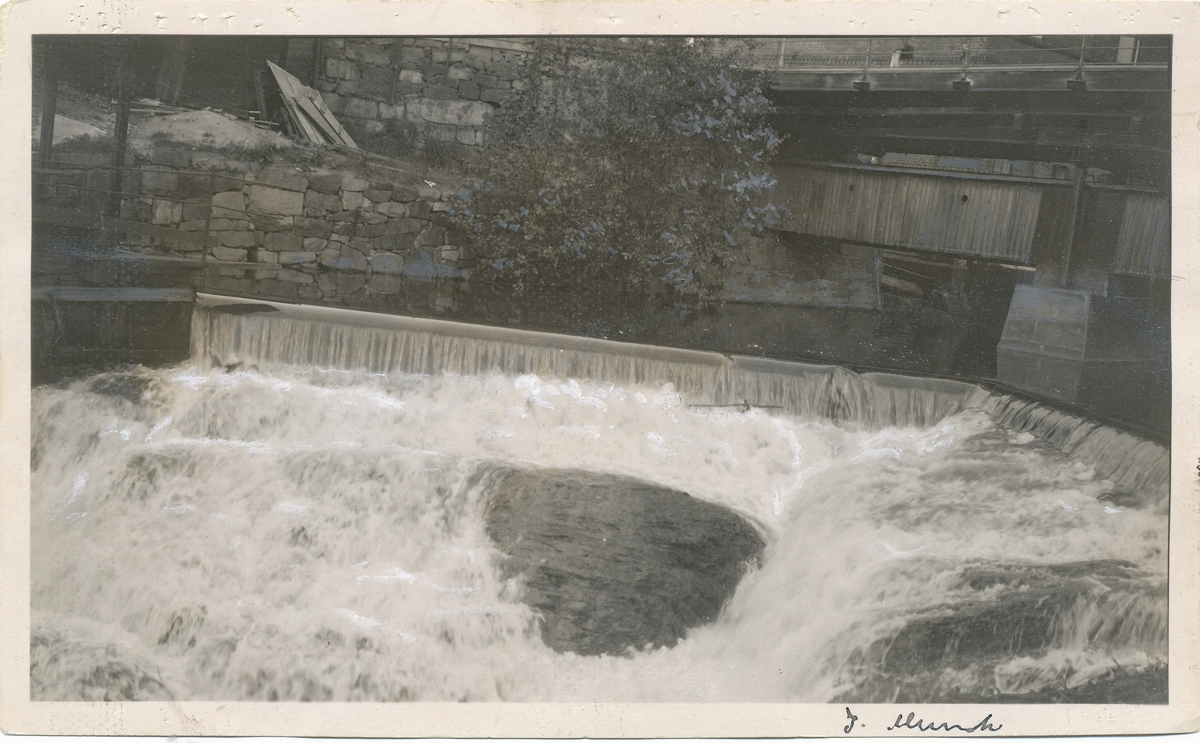 Buldrende vann fotografert nedenfra Beierbrua i Oslo.