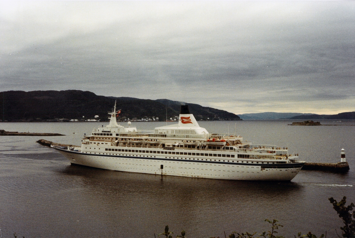 M/S "Royal Viking Sea" på vei ut Trondheim Havn.