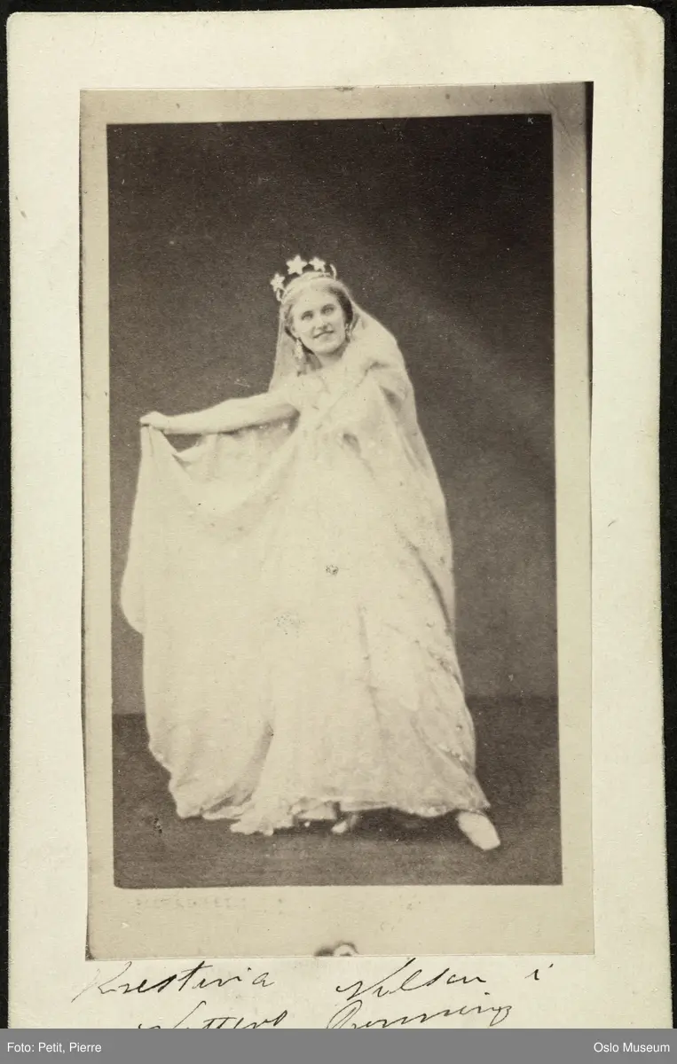 portrett, kvinne, operasangerinne, rollebilde, stående helfigur, kostyme