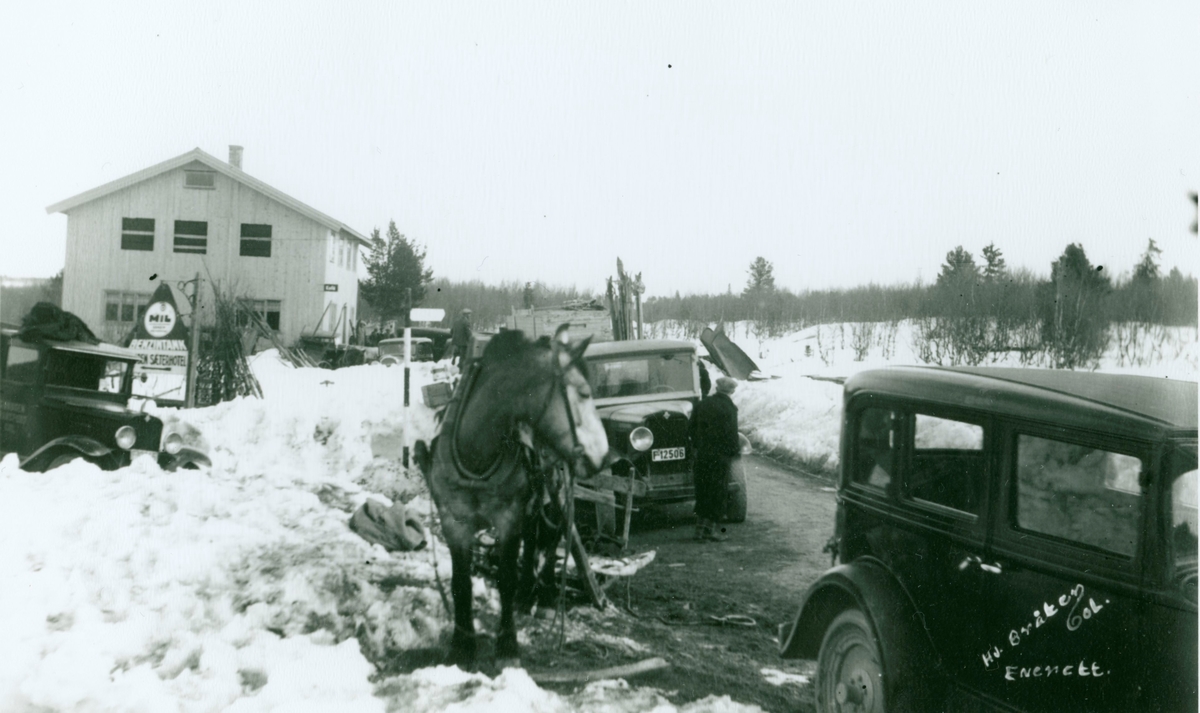 Påsketrafikk ved Fjellheim.
Dei to bilane til venstre er Chevrolet frå ca. 1930. Bilen midt i bildet F-12506 står i Norges Bilbok 1935 som Chevrolet 1930 lastebil tilhøyrande Halvor Bakken. 
Skilt med MIL bensintank og Kamben (?) Sæterhotell