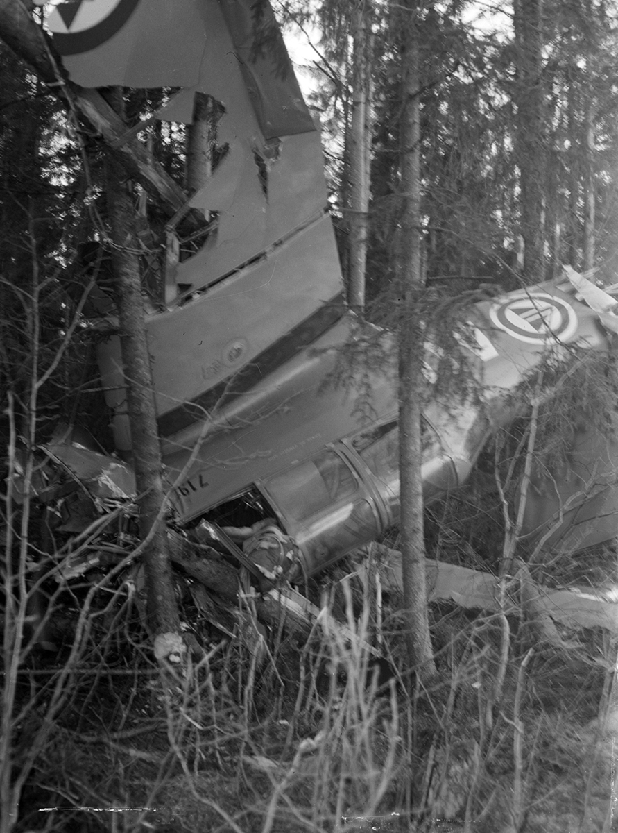 Flyulykke, Hamar Flyplass, Stavsberg. Fairchild militærfly, 01.12.1951. Flyet ble tatt av sterk vind under landing. Flyet kom fra Eggemoen og ble ført av instruktør Nandor Zichy. Han slapp fra uhellet med mindre skader.