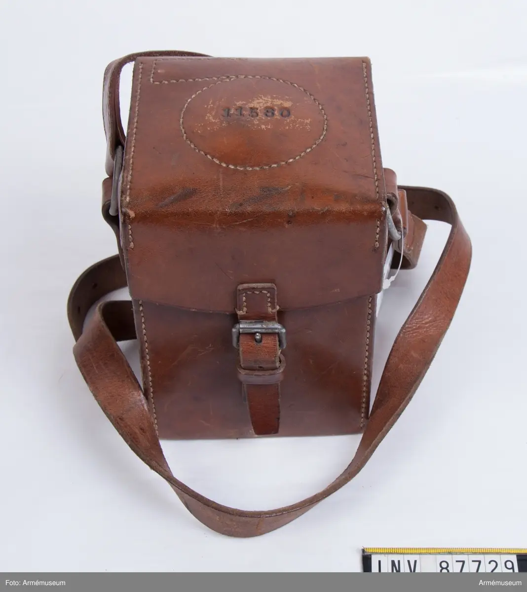 Väska i läder till riktinstrument m/1936 medföljer, märkt 11580 samt på insidan locket handskriven märkning "2547 Nilsson 3 pl. 4 gr."