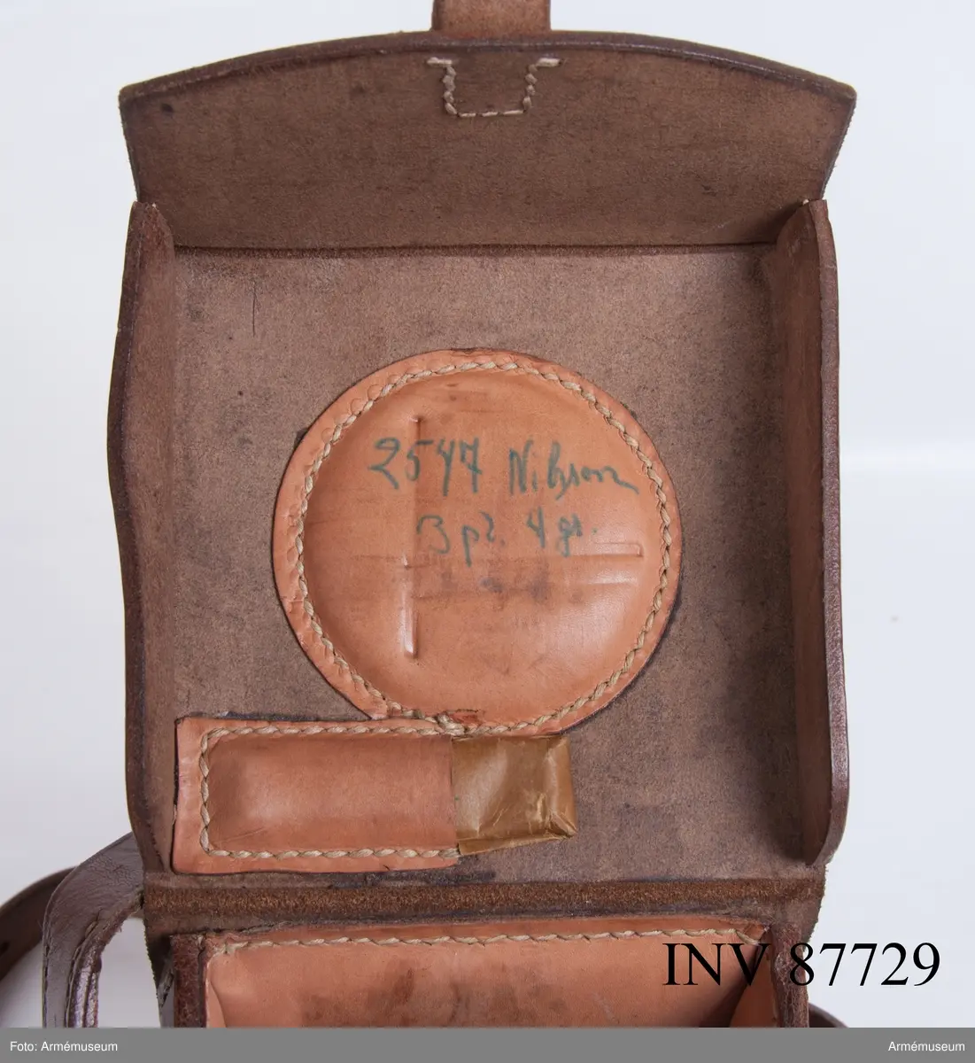 Väska i läder till riktinstrument m/1936 medföljer, märkt 11580 samt på insidan locket handskriven märkning "2547 Nilsson 3 pl. 4 gr."