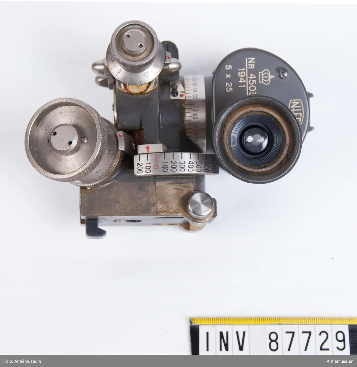 Väska i läder till riktinstrument m/1936 medföljer, märkt 11580 samt på insidan locket handskriven märkning "2547 Nilsson 3 pl. 4 gr."