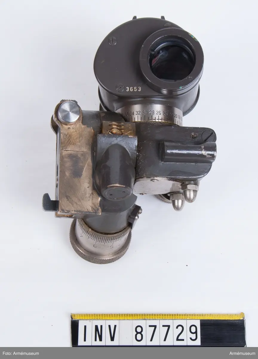 Väska i läder till riktinstrument m/1936 medföljer, märkt 11580 samt på insidan locket handskriven märkning "2547 Nilsson 3 pl. 4 gr."