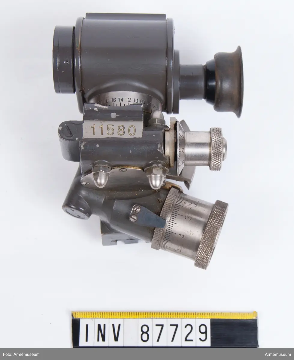 Väska i läder till riktinstrument m/1936 medföljer, märkt 11580 samt på insidan locket handskriven märkning "2547 Nilsson 3 pl. 4 gr."