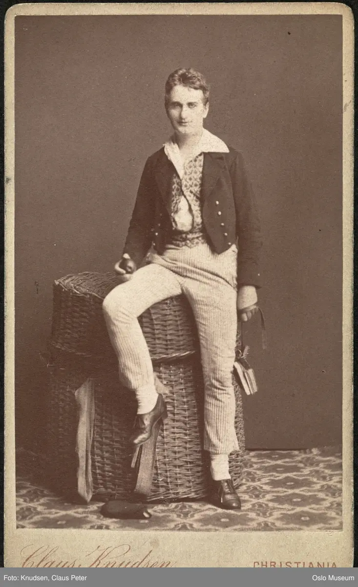 portrett, mann, skuespiller, rollebilde, Hans Mortensen i "Aprilsnarrene" på Christiania Theater, sittende helfigur, kostyme
