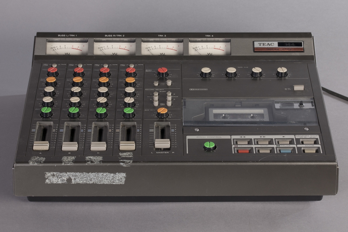 4-spors analog båndopptaker med Dolby B støyreduksjon. Inneholder ekko og andre effekter. Simul-Sync hode muliggjør playback og opptak samtidig. Portastudioet har individuell EQ og panorering for hver kanal.