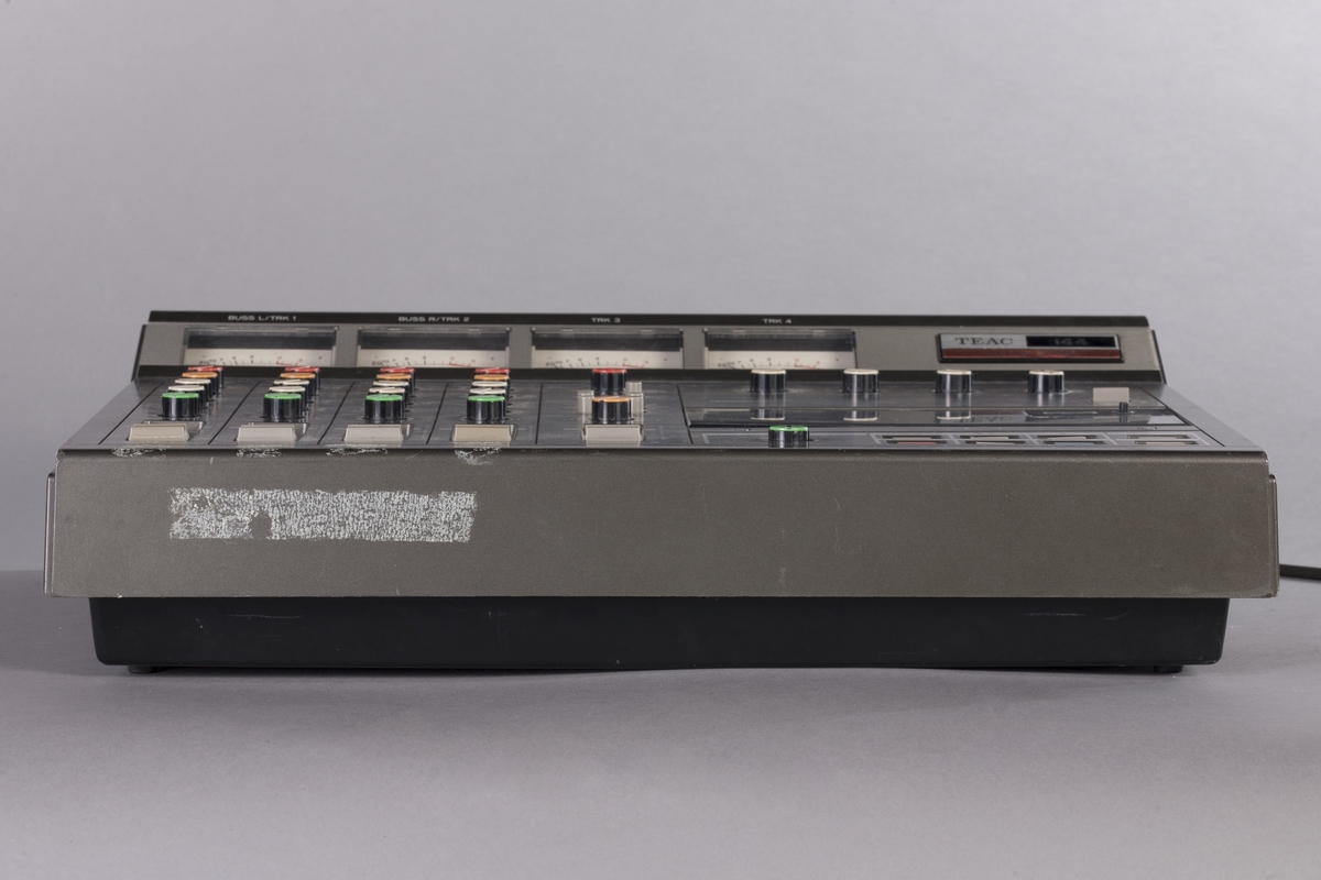 4-spors analog båndopptaker med Dolby B støyreduksjon. Inneholder ekko og andre effekter. Simul-Sync hode muliggjør playback og opptak samtidig. Portastudioet har individuell EQ og panorering for hver kanal.