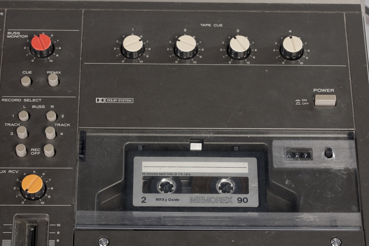 4-spors analog båndopptaker med Dolby B støyreduksjon. Inneholder ekko og andre effekter. Simul-Sync hode muliggjør playback og opptak samtidig. Portastudioet har individuell EQ og panorering for hver kanal.