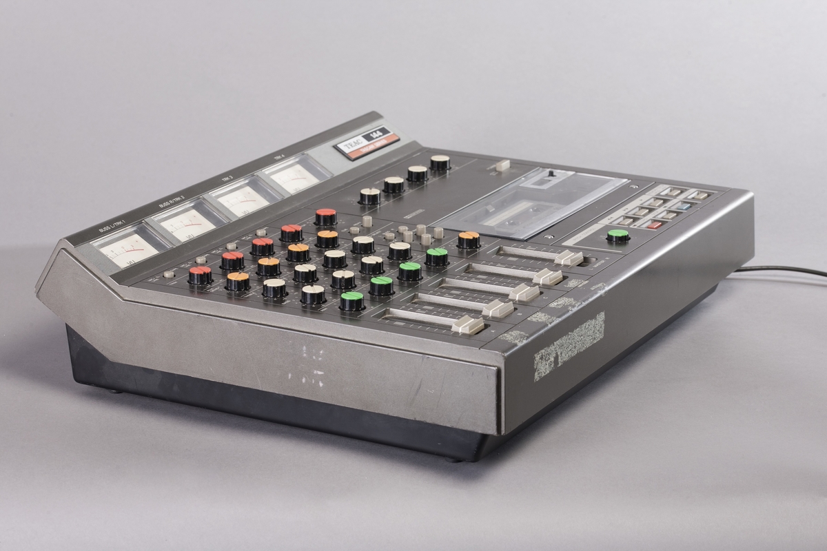 4-spors analog båndopptaker med Dolby B støyreduksjon. Inneholder ekko og andre effekter. Simul-Sync hode muliggjør playback og opptak samtidig. Portastudioet har individuell EQ og panorering for hver kanal.