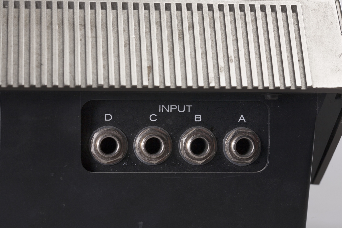 4-spors analog båndopptaker med Dolby B støyreduksjon. Inneholder ekko og andre effekter. Simul-Sync hode muliggjør playback og opptak samtidig. Portastudioet har individuell EQ og panorering for hver kanal.