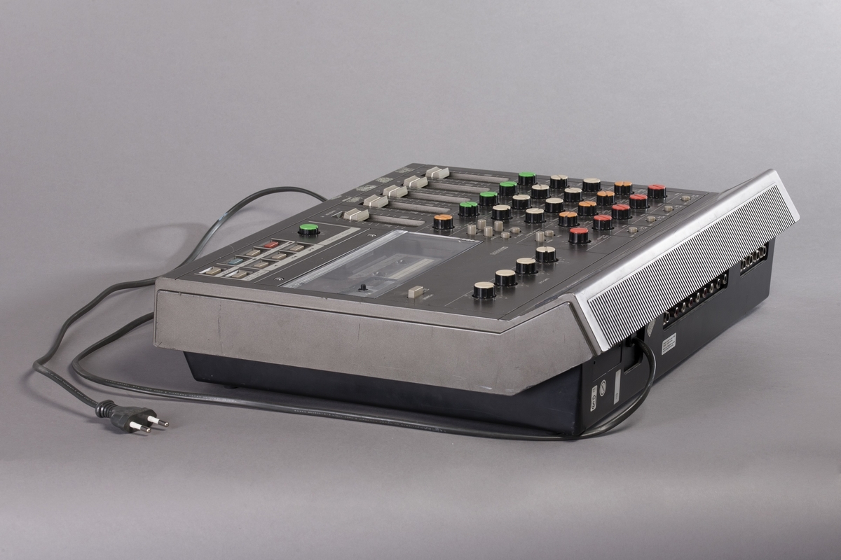 4-spors analog båndopptaker med Dolby B støyreduksjon. Inneholder ekko og andre effekter. Simul-Sync hode muliggjør playback og opptak samtidig. Portastudioet har individuell EQ og panorering for hver kanal.