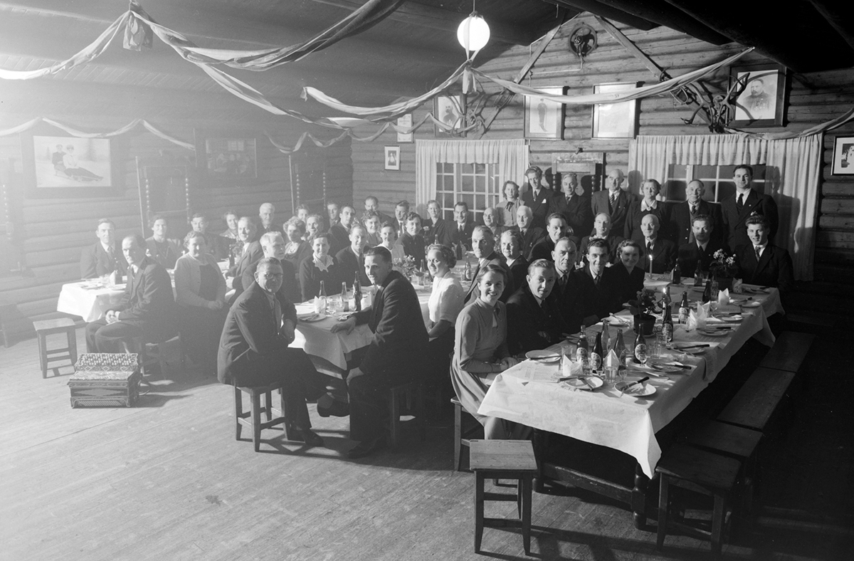 Hamar mur og murarbeidere, Hamar. Gruppe 60, foreningens 45 års jubileum festmiddag på Gubbestua, festbord