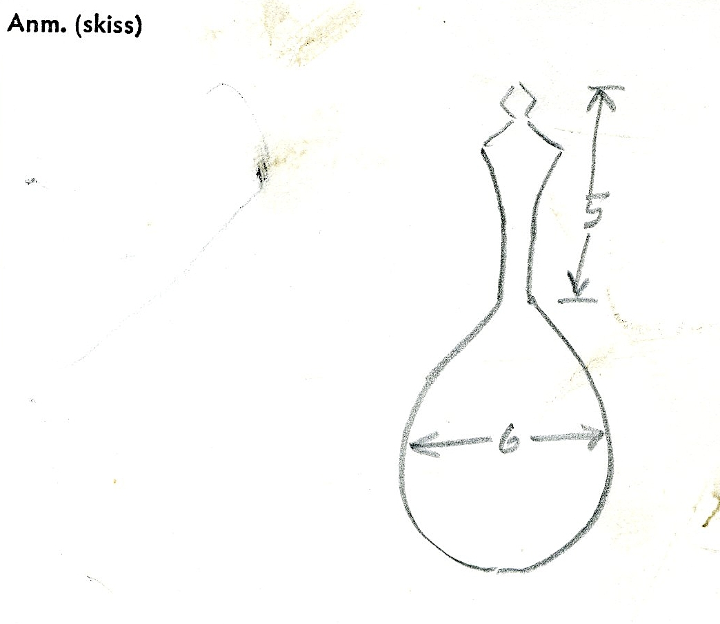 En träsked. Skeden har ett ovalt skedblad och ett kort skaft. Skaftets ände är rombformat samt försett med en liten knopp. På skedbladet syns en inristad dekor.

Skeden är välbevarad och har synliga färgspår.

För mer information se Dokumentationsblankett under Referenser – Länkade filer.