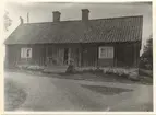 Förre detta kornettsboställe under Östgöta kavalleri, den gamla huvudbyggnaden. Den nya huvudbyggnaden är ett större hus av 1860-talstyp.

(En kornett var till 1835 den lägsta officersgraden i kavalleriet och motsvarade fänrik i infanteriet. Titeln kommer av kornett, en äldre benämning på ett kavalleristandar. I ett kavallerikompani fanns två kornetter. Premiärkornetten (förste) som hade den högre rangen av de två och sekundkornetten (andre) som red med kompaniets standar och följaktligen var den yngre av de två.)