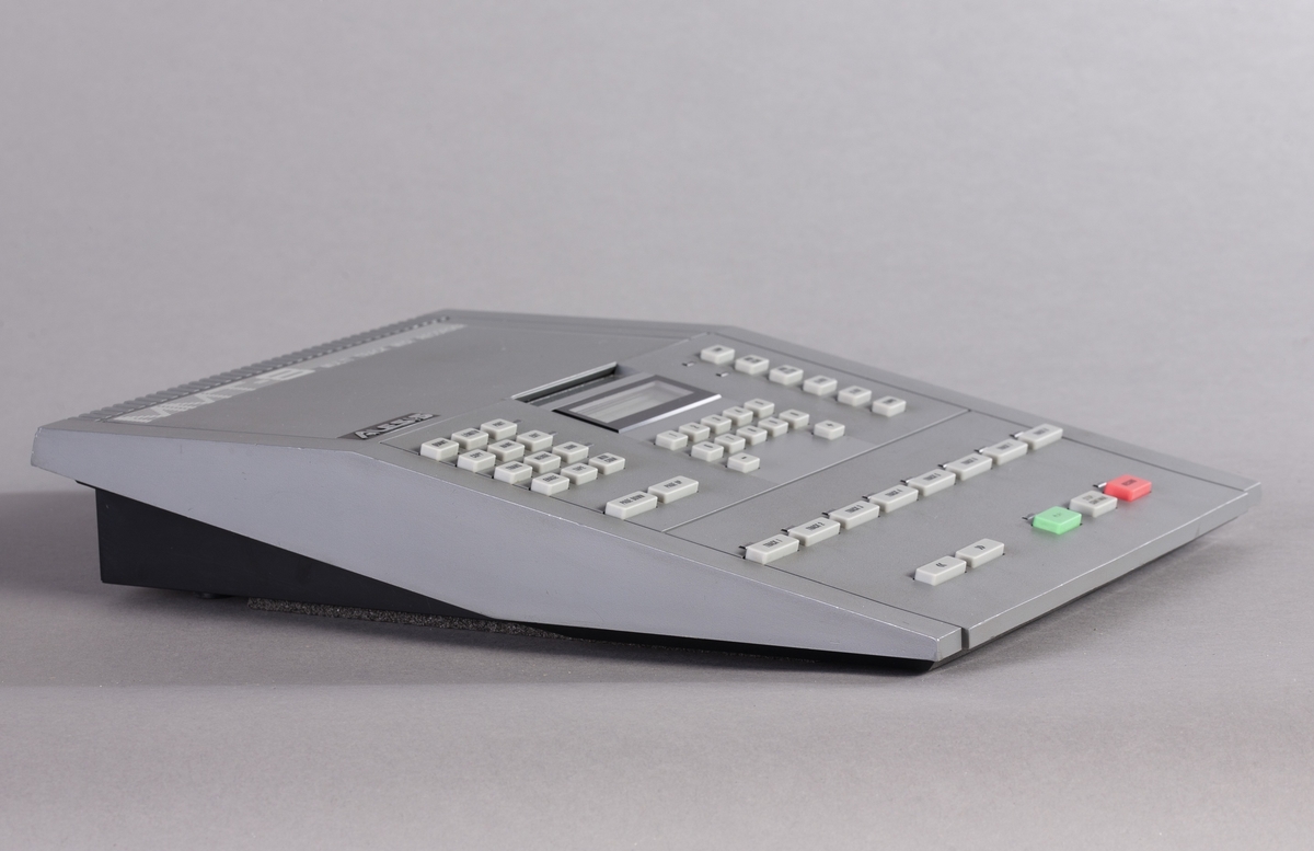 Sequenceren er implementert i en elektronisk innretning (hardware) og benytter MIDI. Sequenceren brukes til å gjøre opptak, redigere eller legge inn toner ("songs") og rytmemønstre manuelt. Den har 100 innebygde av hver. Sequenceren kan avspille åtte spor simultant, som en åttespors båndopptaker. Hvert spor kan igjen lagre 16 kanaler med MIDI-informasjon. Sequenceren har inngang for integrasjon med eksterne MIDI-baserte instrumenter.