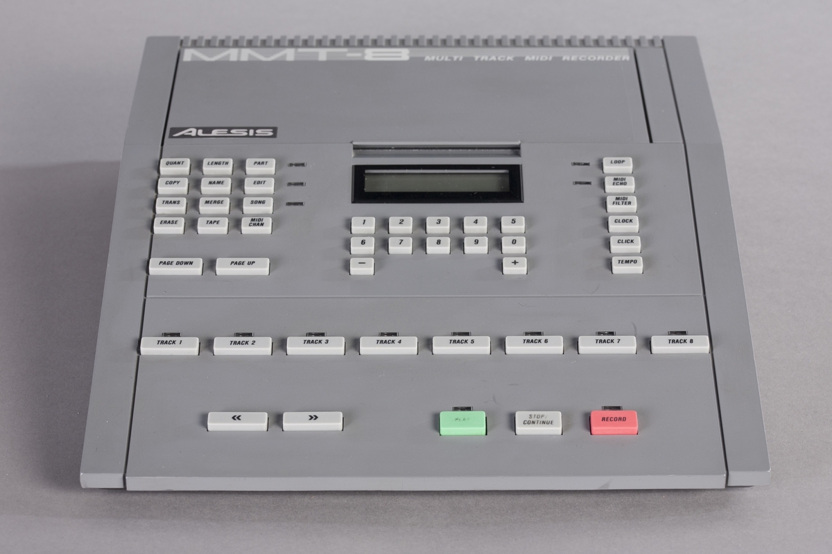 Sequenceren er implementert i en elektronisk innretning (hardware) og benytter MIDI. Sequenceren brukes til å gjøre opptak, redigere eller legge inn toner ("songs") og rytmemønstre manuelt. Den har 100 innebygde av hver. Sequenceren kan avspille åtte spor simultant, som en åttespors båndopptaker. Hvert spor kan igjen lagre 16 kanaler med MIDI-informasjon. Sequenceren har inngang for integrasjon med eksterne MIDI-baserte instrumenter.