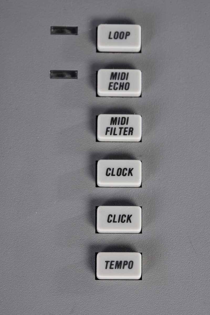 Sequenceren er implementert i en elektronisk innretning (hardware) og benytter MIDI. Sequenceren brukes til å gjøre opptak, redigere eller legge inn toner ("songs") og rytmemønstre manuelt. Den har 100 innebygde av hver. Sequenceren kan avspille åtte spor simultant, som en åttespors båndopptaker. Hvert spor kan igjen lagre 16 kanaler med MIDI-informasjon. Sequenceren har inngang for integrasjon med eksterne MIDI-baserte instrumenter.
