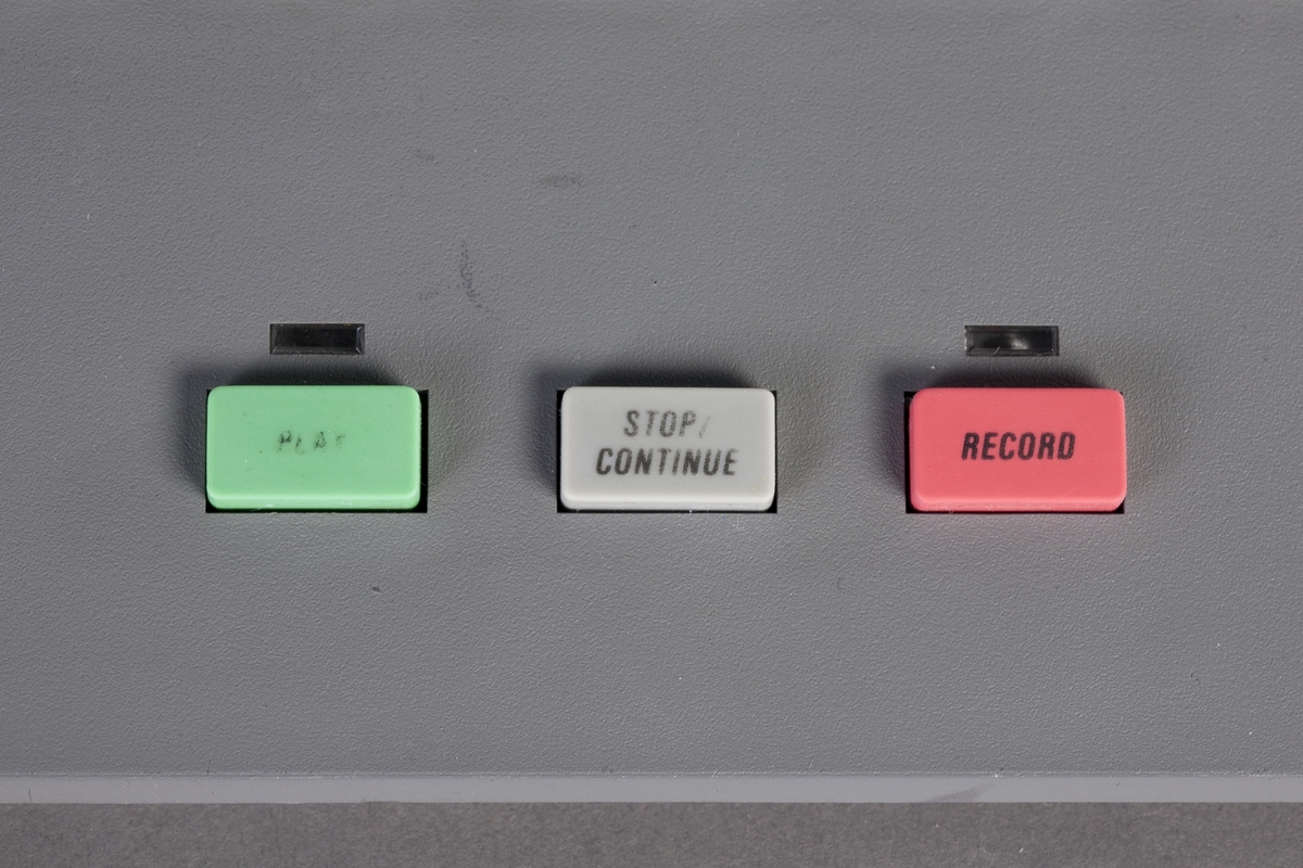 Sequenceren er implementert i en elektronisk innretning (hardware) og benytter MIDI. Sequenceren brukes til å gjøre opptak, redigere eller legge inn toner ("songs") og rytmemønstre manuelt. Den har 100 innebygde av hver. Sequenceren kan avspille åtte spor simultant, som en åttespors båndopptaker. Hvert spor kan igjen lagre 16 kanaler med MIDI-informasjon. Sequenceren har inngang for integrasjon med eksterne MIDI-baserte instrumenter.