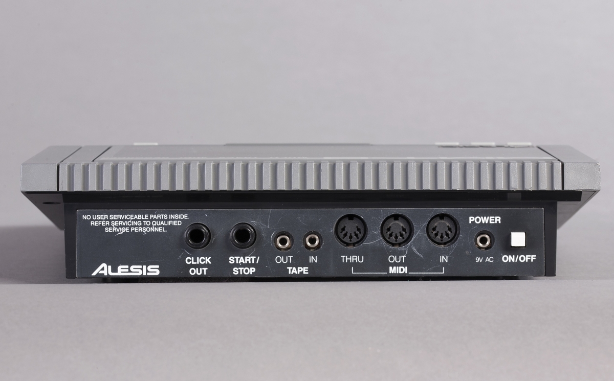 Sequenceren er implementert i en elektronisk innretning (hardware) og benytter MIDI. Sequenceren brukes til å gjøre opptak, redigere eller legge inn toner ("songs") og rytmemønstre manuelt. Den har 100 innebygde av hver. Sequenceren kan avspille åtte spor simultant, som en åttespors båndopptaker. Hvert spor kan igjen lagre 16 kanaler med MIDI-informasjon. Sequenceren har inngang for integrasjon med eksterne MIDI-baserte instrumenter.