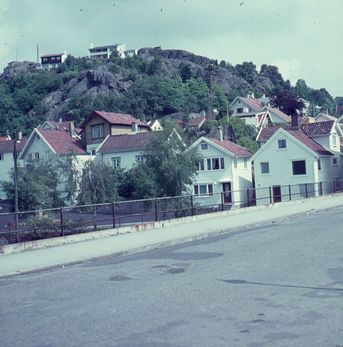 Fabrikkplassen og Kråkefjell sett fra Damsgårdsbrua