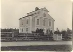 Större bostadshus i  Södersjö. 
Byggnaden sedd från landsvägen. Tillhörde Åkerholms herrgård som ägdes av baron Carl Raab.